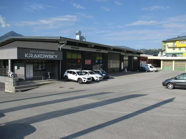 Das Betriebsgebäude von der Straße aus, über dem Eingang das Firmenschild Krakowsky