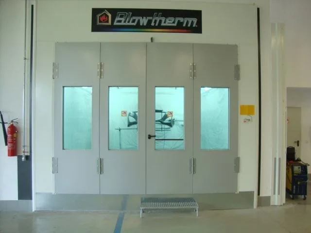 Lackier- und Trocknungsanlage mit dem Schriftzug Blowtherm über der Tür