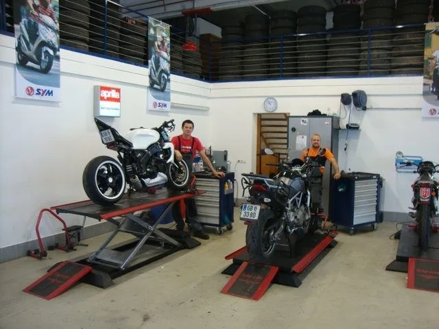 Zweirad-Werkstatt mit Motorrädern auf zwei Hebebühnen